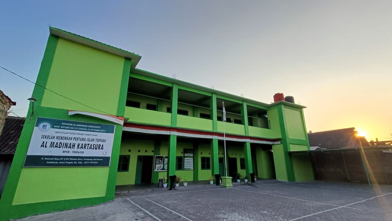 Siswa SD sedang belajar di perpustakaan