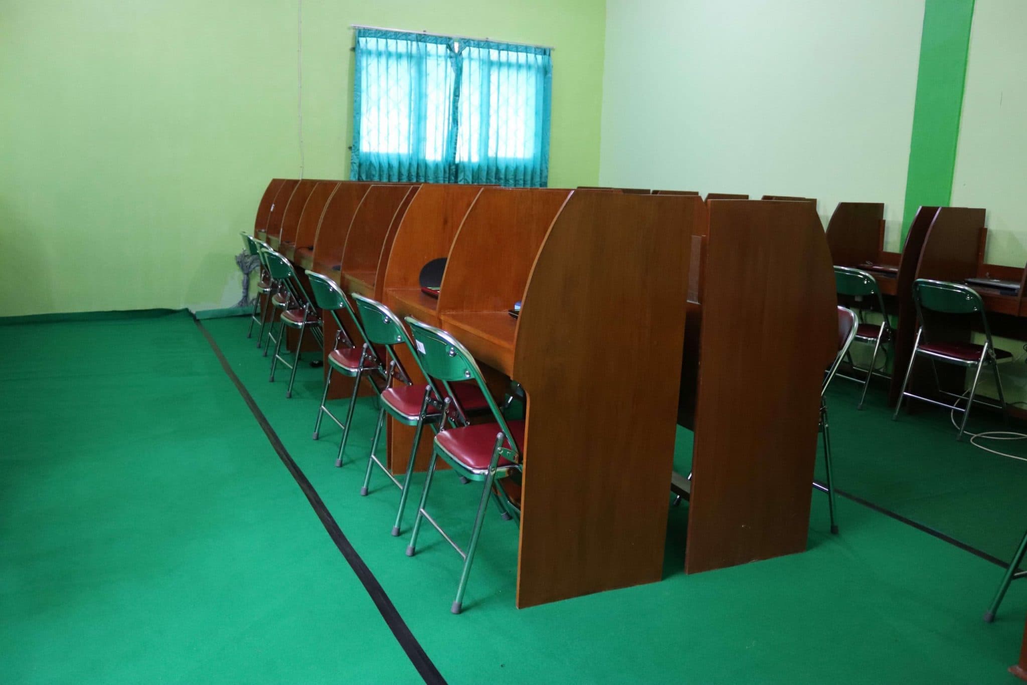 Kegiatan praktek komputer di laboratorium TIK